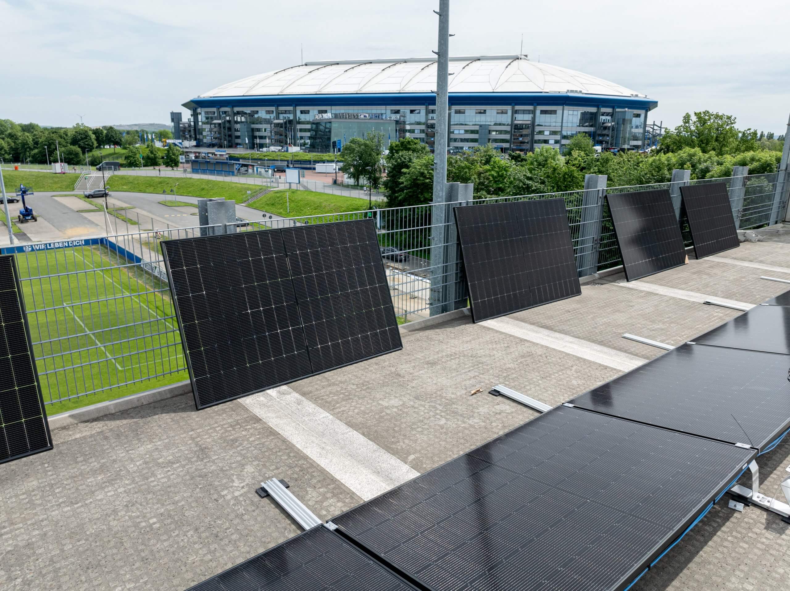 Anlieferung der Photovoltaikanlage für das intelligenten Energiesystem bei Schalke 04.